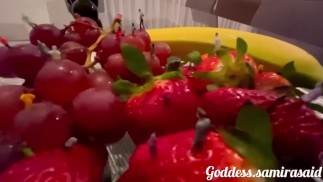 Samira устраивает пир со своими крошечными и глотает их