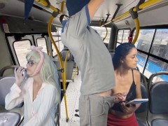 Tarado entra no ônibus e se esfrega nas mulheres em publico!