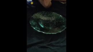Грязная вонючая пыль от ног, пока я удаляю мозоли со своих больших длинных подошв