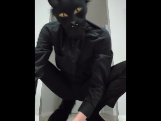 Cute кошка использует *взрослые игрушки*, чтобы развлечься