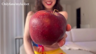 Snowwhite's mesmerizing apple makes you worship feet! Cosplay