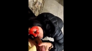 Mi mujer me come la polla me corro en su chaqueta y se bebe mi orina