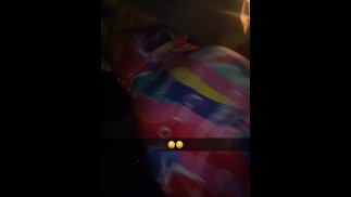 Wifey болтается в люке, тряся этой задницей