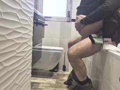 Sąsiadka śpieszy się do męża po ruchaniu w łazience - creampie