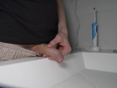 Pee in sink - Screenshot 3 of 16 - Male Pee