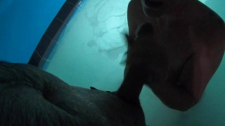 Am Pool Daddys großen Schwanz lutschen