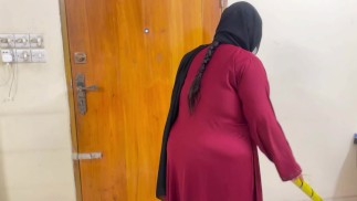 Arabian Beautiful Hotel Maid Cleaning My Room & i see her huge ass & huge Boobs