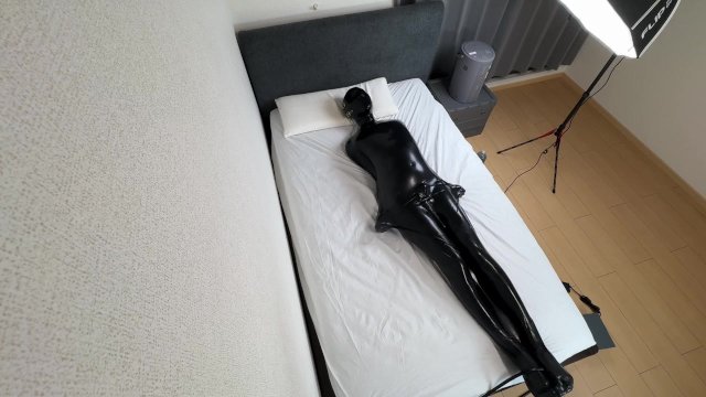 Escape game with blindfolded vacuum restraints💜