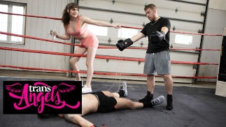 TRANS ANGELS - Rana Katana dostane její penis cucal a zadek olízl Derek Kage v boxerském ringu