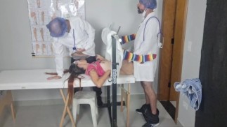 Paciente olhos vendados equipe de médicos fode paciente!