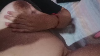 Я ОЧЕНЬ ВОЗБУЖДЕНА, Я ХОЧУ, ЧТОБЫ КТО-НИБУДЬ ЗАСУНУЛ ЕГО МНЕ В КИСКУ, ПОКА СОСЕТ МОЮ ГРУДЬ