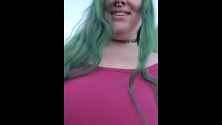 Замедленная съемка публичных сисек