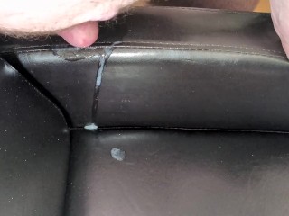 Кончаю на супер мягкое кожаное кресло подруги!