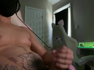 Сильно кончаю, пока моя девушка в другой комнате