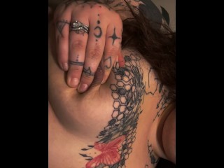 Milky сиськи от татуированной толстушки