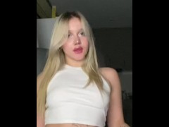 Attractive blonde😍