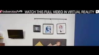 Das blonde Solo-Mädchen Sweetie Plum spielt leidenschaftlich mit einem Dildo auf dem Bett in VR.