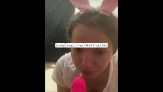 POV: брюнетка сосет твой член