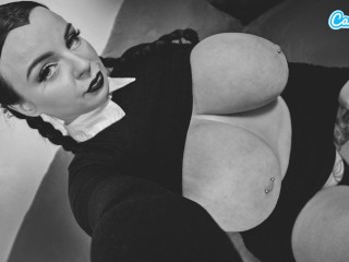 Thick Ass Wednesday Addams Mit Großen Titten Und Nasser Muschi Spielt Mit Sich Selbst - Cosplay