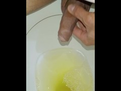 hombre joven desesperado pissing, gran erección y venas brotadas