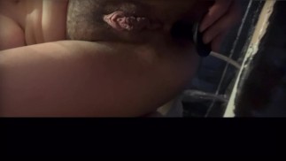 Gonfiando il suo buco del culo, spalancando il buco, scopando il suo buco mentre l'orgasmo lungo