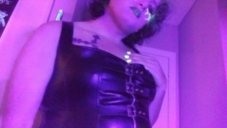 Plus size trans žena saje a šuká 2 dilda v černém světle