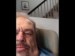 Dikke Papa Trekt Zijn Lul AF