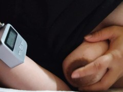 ビチ○ソ我慢状態でタイマー付き南京錠を使ってベッドの柵に拘束された状態で乳首オナニーして情けない声を出す変態日本人女性♥️ - Screenshot 14 of 16 - チクニー