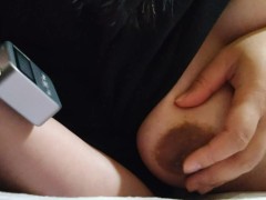 ビチ○ソ我慢状態でタイマー付き南京錠を使ってベッドの柵に拘束された状態で乳首オナニーして情けない声を出す変態日本人女性♥️ - Screenshot 15 of 16 - き ょにゅう