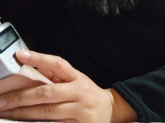 ビチ○ソ我慢状態でタイマー付き南京錠を使ってベッドの柵に拘束された状態で乳首オナニーして情けない声を出す変態日本人女性♥️ - Screenshot 2 of 16 - がまん