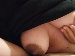 ビチ○ソ我慢状態でタイマー付き南京錠を使ってベッドの柵に拘束された状態で乳首オナニーして情けない声を出す変態日本人女性♥️ - Screenshot 5 of 16 - き ょにゅう