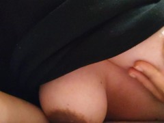 ビチ○ソ我慢状態でタイマー付き南京錠を使ってベッドの柵に拘束された状態で乳首オナニーして情けない声を出す変態日本人女性♥️ - Screenshot 7 of 16 - がまん