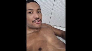 Alfa preto mija em si mesmo e bebe tudo