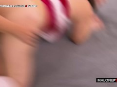 Dos Elfas culonas y tetonas teniendo sexo navideño con strap on!