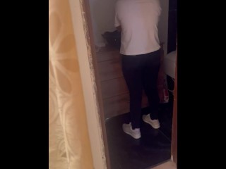 Me Quedo Solo Con Mi Suegra y Casi me Descubre Masturbandome En El Baño