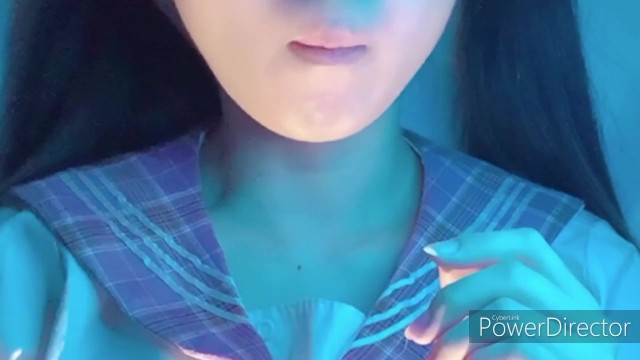 Японская девушка ест картофельные чипсы ASMR