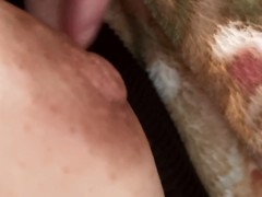 友達が寝てる横でこっそり乳首オナニー 陥没乳首が勃起するまで触るのやめられない（素人　個人撮影） - Screenshot 4 of 16 - こっそり