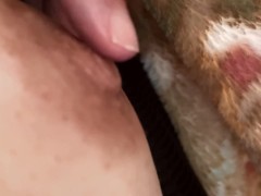 友達が寝てる横でこっそり乳首オナニー 陥没乳首が勃起するまで触るのやめられない（素人　個人撮影） - Screenshot 5 of 16 - 陥没乳首