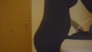 Kleidung bügeln in einem schwarzen Kleid