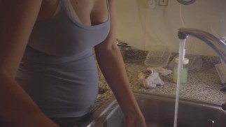 Geschirr spülen in grauen Leggings