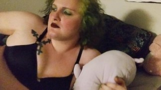 Транс больших размеров гладит свой член, слушая, как трахают ее соседку по комнате