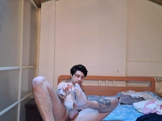 Far Crescere Il Twink Mostrando Il Suo Corpo e Le Ascelle Sudate