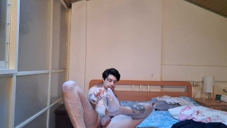far crescere il twink mostrando il suo corpo e le ascelle sudate