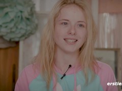 Ersties - 69 Fragen an Mia A mit einem heißen Solo auf dem Küchentisch