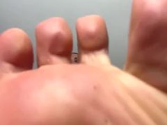 PIEDI PICCOLI TETTE GRANDI