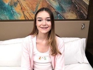 Смотрите, как эта супер симпатичная 18-летняя девушка ростом 5 футов 9 дюймов сосет член и ест задницу