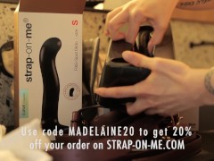 Un simple action ou vérité se termine en plan cul lesbienne avec un jouet Strap-on-Me