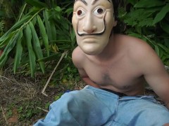 chico gime y GOLPEA  su  POLLA  duro - masturbacion masculina en el bosque en solitario.