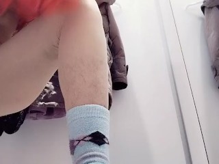 Брюнетка любительница примеряет одежду голой. Сексуальная жена бреет волосы