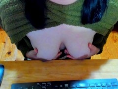 机の角に乳首を擦り付けてチクニーする変態乳首💗ハァハァ、ウッウッ、オッオッといやらしい息遣いで感じる。 - Screenshot 11 of 16 - 日本人